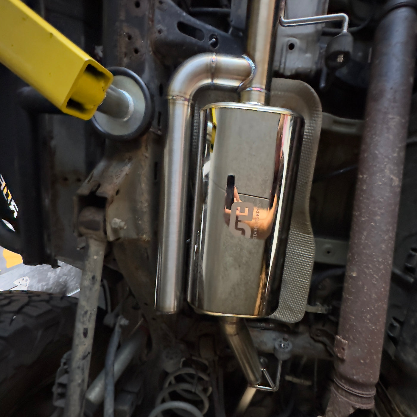 Modular catback exhaust showing over-axle dump exit option