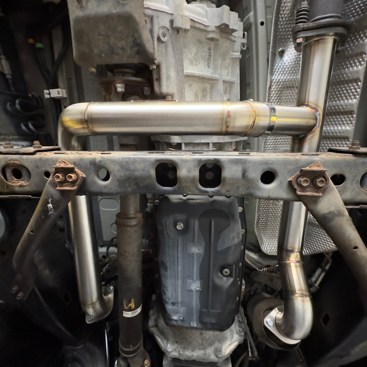 GX470 Y-pipe installed close-up of header flange connection